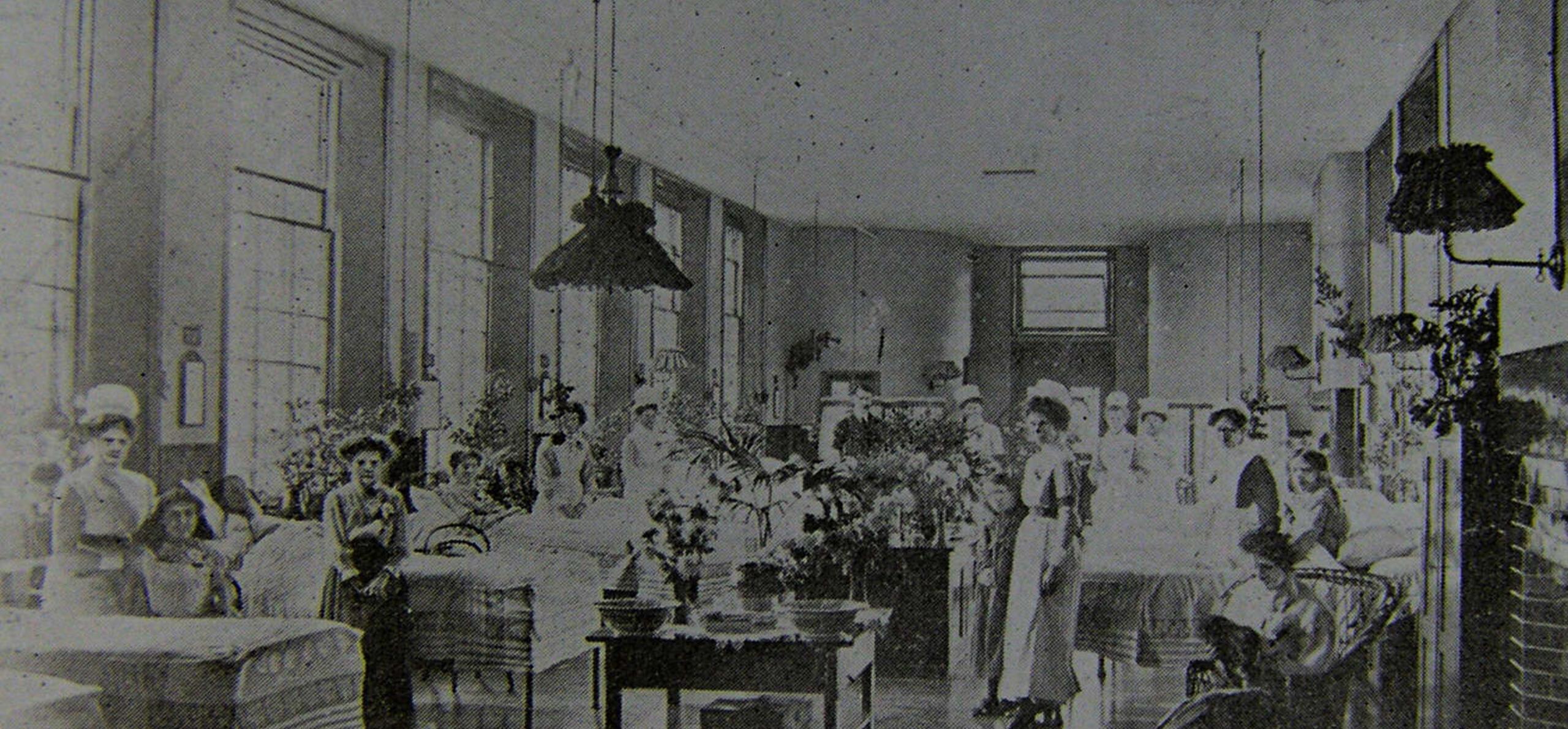 Victoria Ward, one of the Hospital's original wards in the early 20th century (Royal Berkshire Medical Museum)