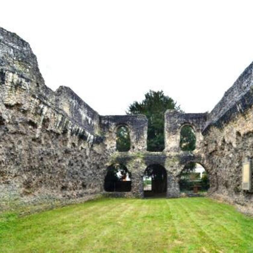 Reading Abbey chapter house ruins